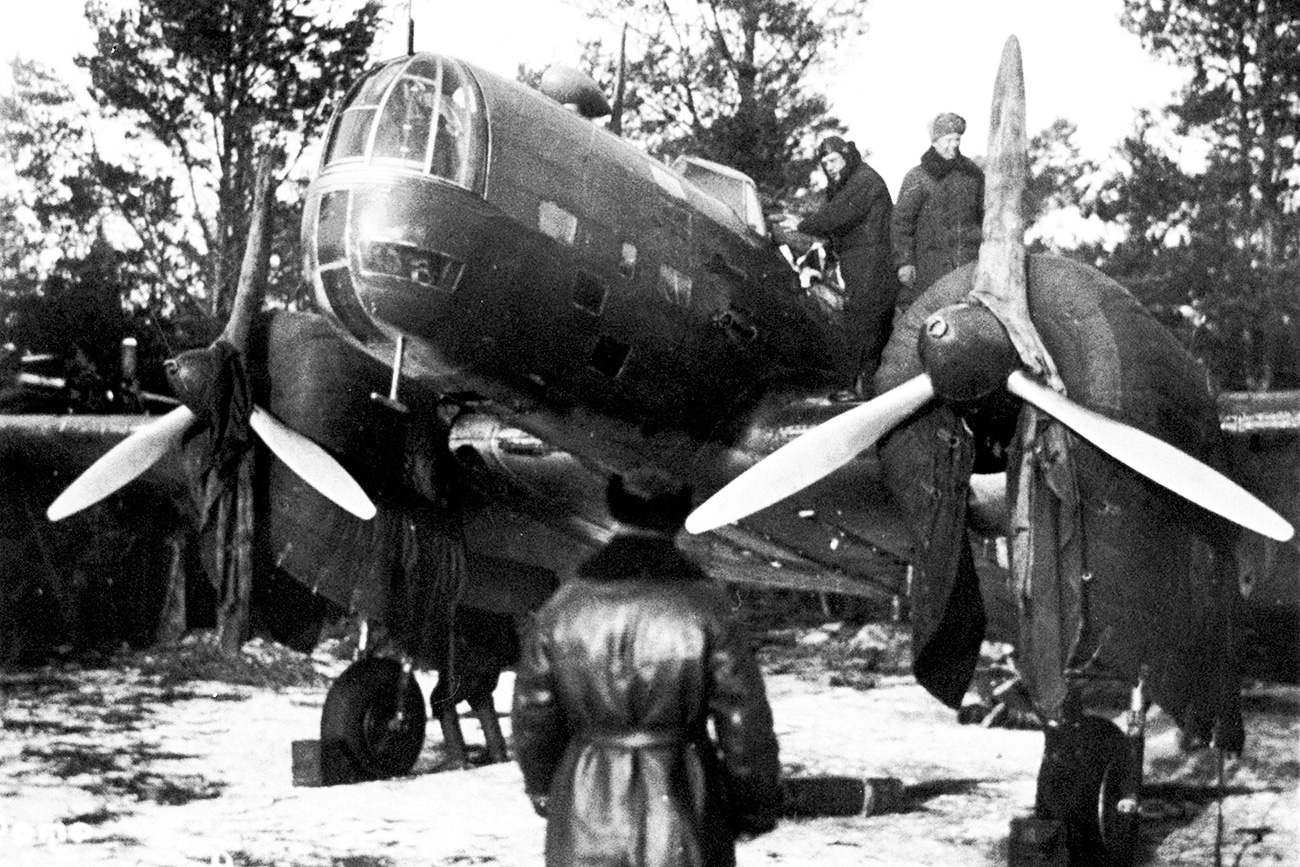 Полковник Евгениј Н. Преображенски, командант на советскиот 1 Торпедо бомбардерски полк, проверува еден од бомбардерите под негова команда пред нападот на Берлин на 7-8 август 1941.