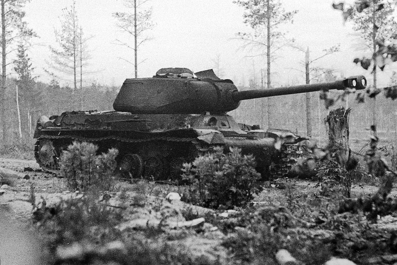 Продолжение на војната - Уништен тенк ИС-2 во близина на Сума, Карелиска превлака.