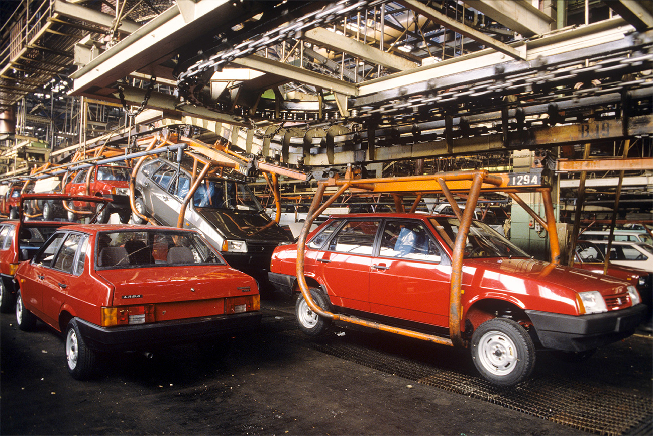 AvtoVaz (VAZ) signifie Usine automobile de la Volga. C'est le plus grand constructeur automobile russe, et ses lignes de production ont créé des modèles célèbres comme les Jigouli, Niva, Lada Samara et Oka. Les Soviétiques se sont alliés avec les Italiens pour construire l’usine.