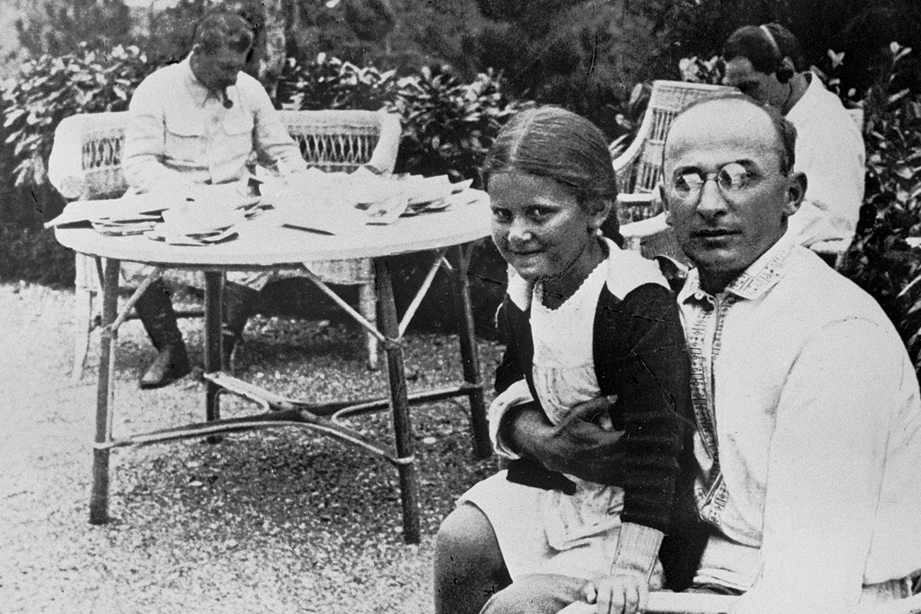 Лаврентий Берия с дъщерята на Сталин Светлана.