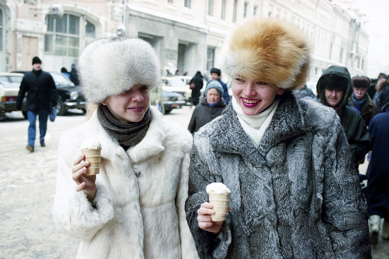 Почему русские странные. Мороженое зимой на улице. Советские женщины зимой. Русские едят мороженое зимой. Суровые русские женщины.