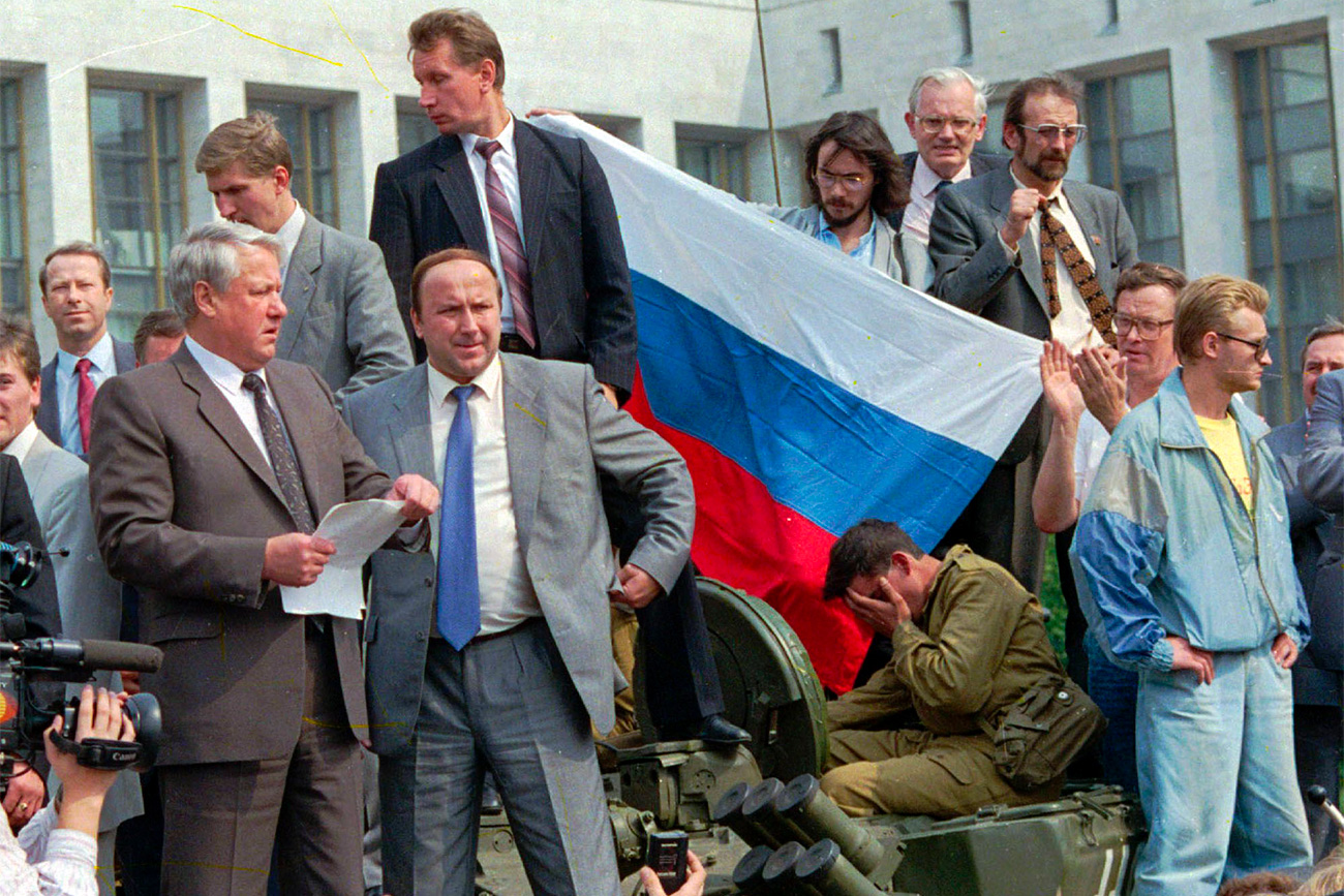 Ruski predsjednik Boris Jeljcin čita izjavu s tenka u Moskvi, pozivajući ruski narod da se odupre tvrdolinijaškom preuzimanju središnje vlade, 19. kolovoza 1991. /  
