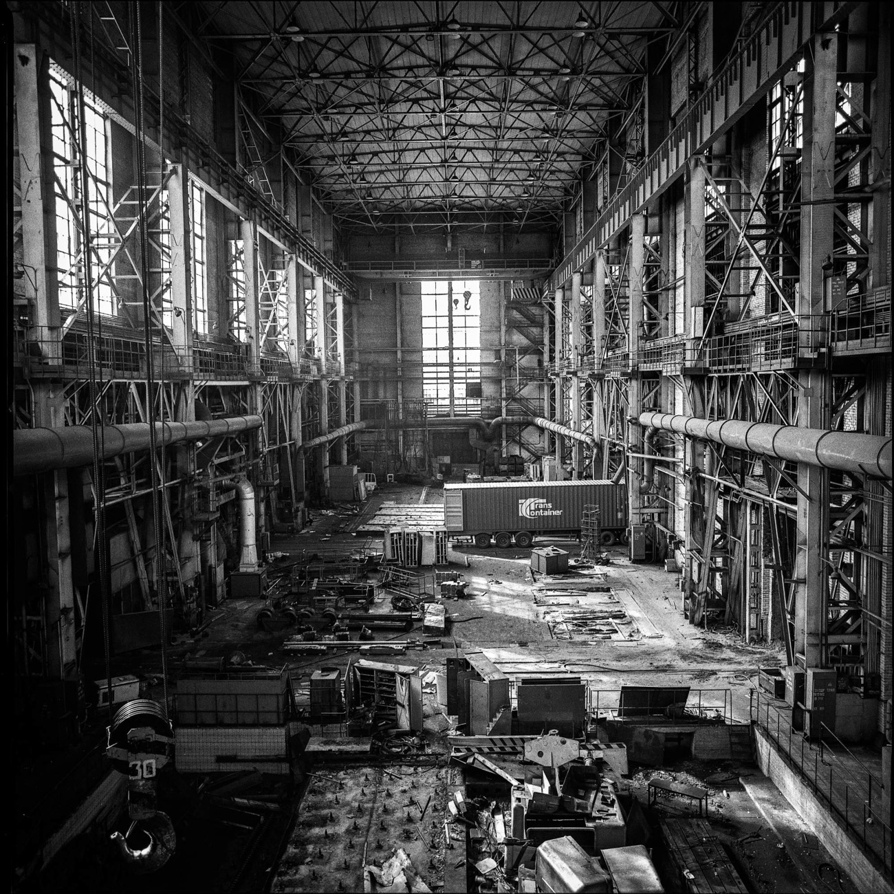 Pendant la Grande Guerre patriotique, l'usine produisait des mortiers et des grenades. Ils étaient envoyés depuis les magasins directement sur le front.  Le camion ZIS-6, sur lequel était installé la célèbre Katioucha, est arrivé jusqu’aux murs du Reichstag. Pendant la guerre, l'usine automobile ZIS a produit environ 100 000 camions et ambulances.