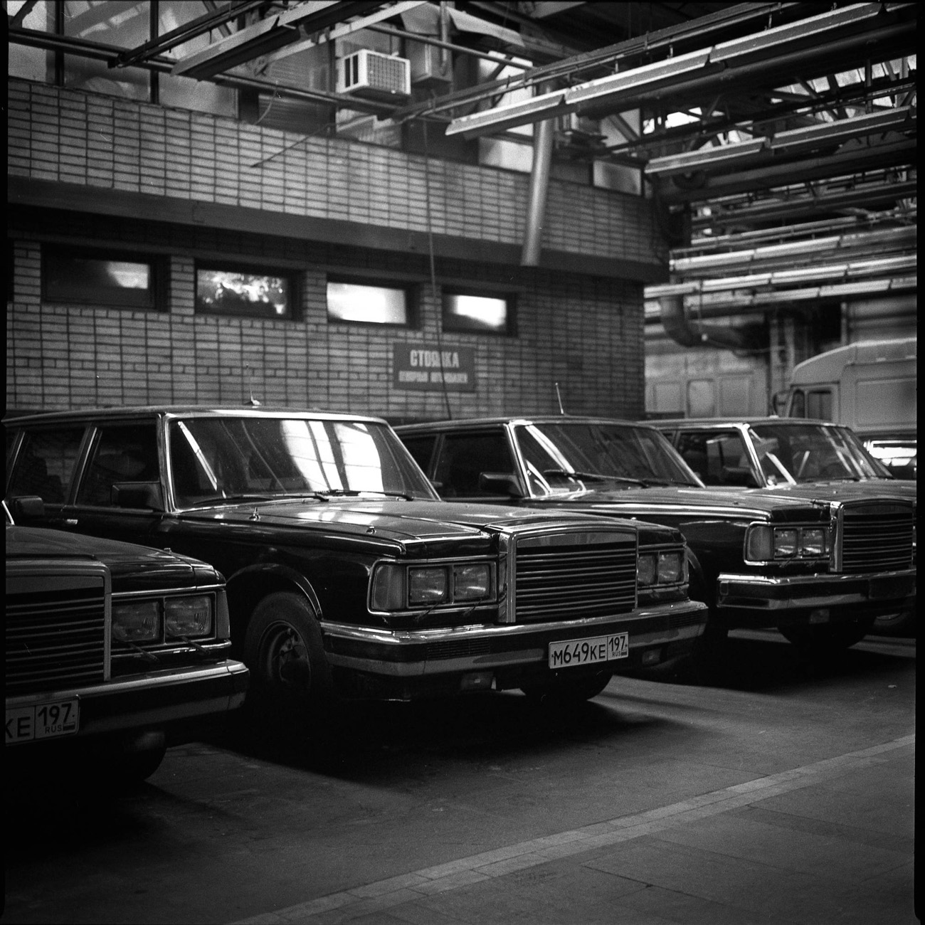 The ZIL garage. 1936 saw the start of production of the first Soviet limousine, the ZIS 101, based on the U.S. Buick. Instead of buying the blueprints, it was reverse-engineered from a finished model. In September 1942, Stalin ordered the development of a new luxury-class limousine, the ZIS 110, this time based on the Packard. The “wild 90s” that followed the collapse of the Soviet Union caught ZIL unprepared. The head of state switched to a Mercedes. Domestic limousines were out of favor.