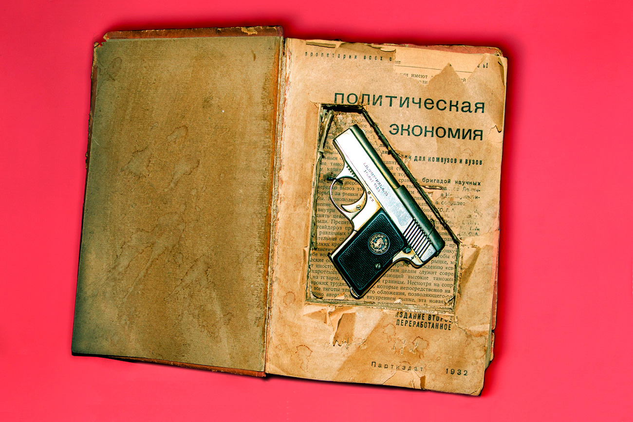 Un manuel d’économie politique (lecture passionnante !) contenant un Liliput Kal 1925 de calibre 6.35 a été saisi chez un agent allemand juste avant le début de la Seconde Guerre mondiale.