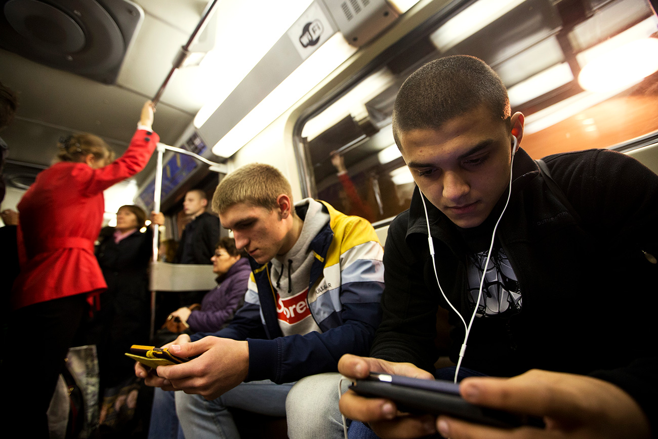 Пассажиры в вагоне поезда на Каховской линии метрополитена