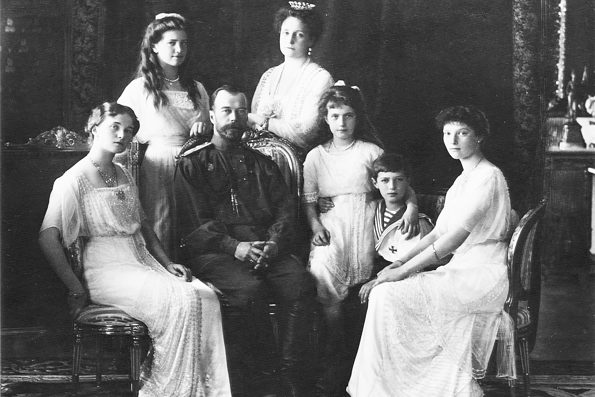 Николай II със семейството си.