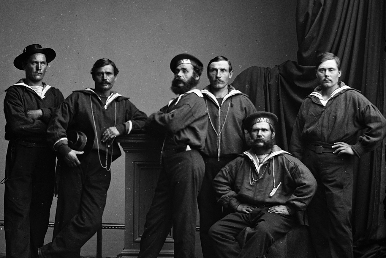 Marinheiros russos que faziam parte de expedição naval enviada aos EUA em 1863, após retorno à Rússia