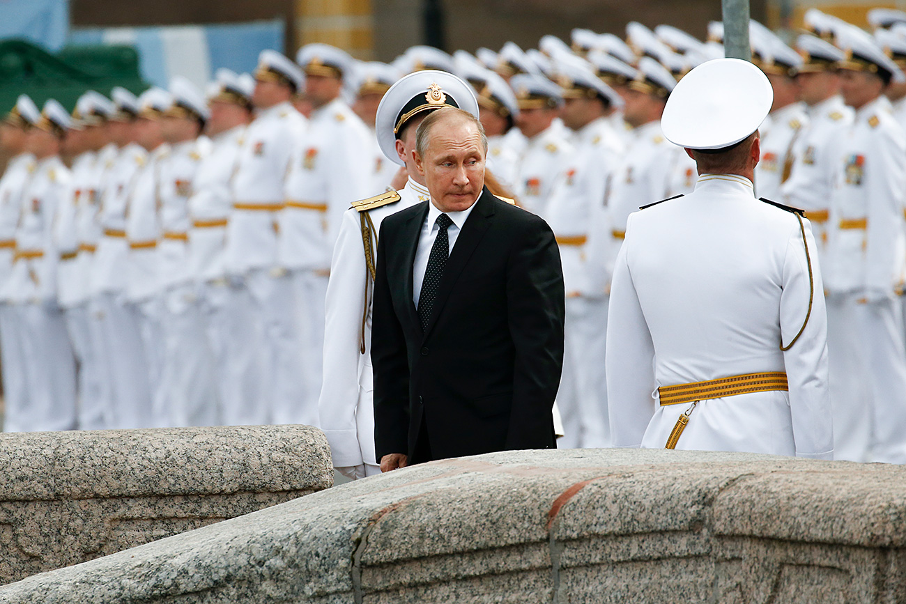 Ruski mornarji salutirajo Putinu med vojaško parado ob dnevu vojne mornarice v Sankt Peterburgu 30. julija 2017.