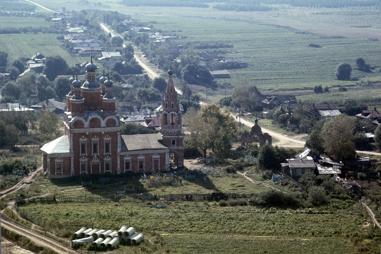 Beautiful multi-floor houses will appear here soon instead an old village of Troparyovo. The Church of St. Michael the Archangel will be saved and join the new architectural ensemble as the monument of architecture of XVII century (1693, the author is unknown).