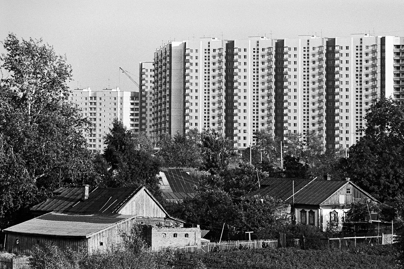 For example, Troparyovo-Nikulino district in the south-west of Moscow, which today lies 20 minutes by metro (subway) from the city center, and is not even the final metro station on the line, only 50 years ago was actually two villages - Troparyovo and Nikulino. Today it is bordered by the impressive Leninsky Prospekt