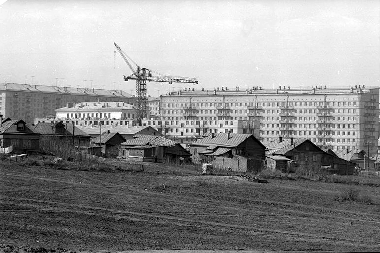 　「僕の両親は1969年、地下鉄のユゴ・ザパドナヤ（南西）駅近くの新しい開発地区にマンションを買った。地下鉄のまわりには何もなく、通りのこちら側は並んだコンクリート板みたいで、とても奇妙だった。通りの反対側は木以外に何もなくて、僕の通ってた学校からは野原が広がり、その先に村があった。この村の子どもの多くは僕と同じ学校に通ってた。新開発区向けの学校だった」とモスクワっ子のセルゲイさんは話す。