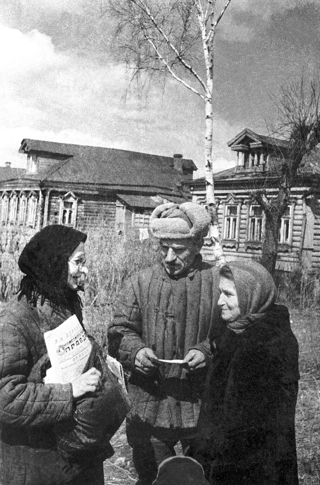 Banyak distrik di Moskow yang sekarang dianggap sebagai pusat kota adalah daerah yang penuh dengan rumah-rumah kayu sampai tahun 1960-an dan tampak seperti pedesaan. Gambar ini diambil di Desa Vykhino. Sekarang, daerah ini adalah salah satu distrik di Moskow.