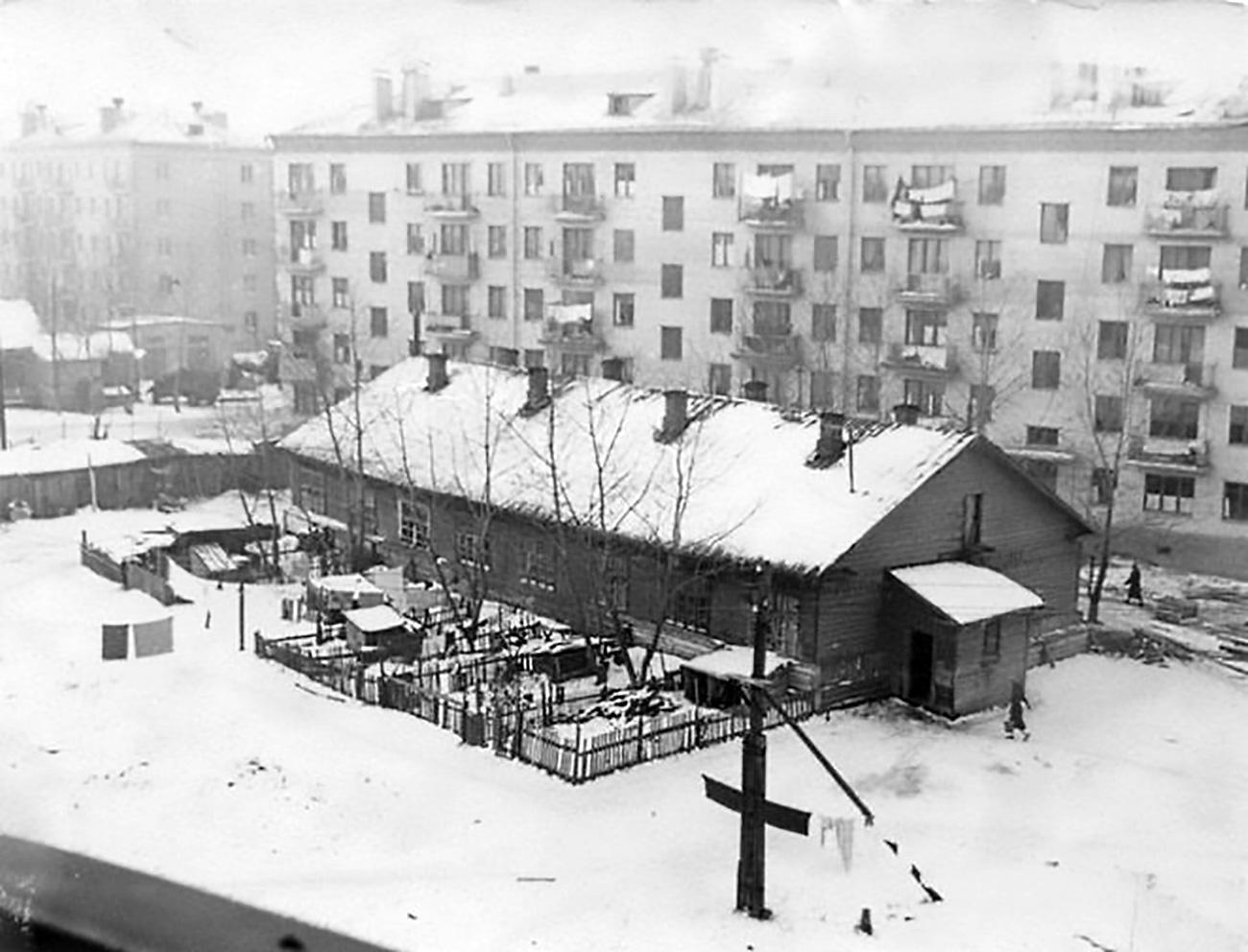 Wooden houses and barracks remained in the close-lying districts not so far from the city center until the 1960s. For example, this is what Tekstilshchiki looked like.