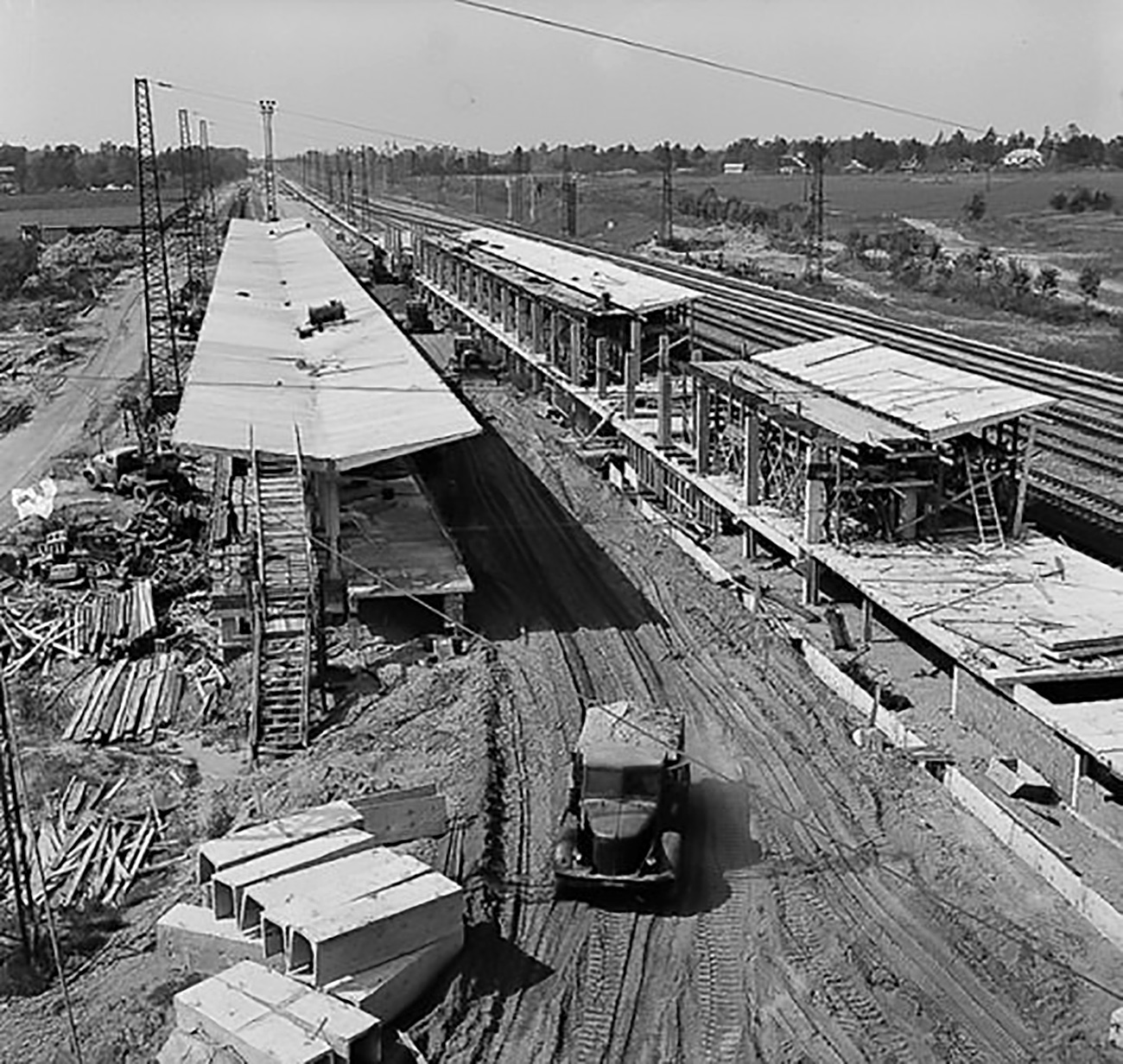 　モスクワ地下鉄は50年前当時、建設のピッチが速められたばかりであり、これらの地区から中心部に向かう路線の駅がようやく着工されていた。現在、モスクワ地下鉄には206駅あり、数百万人もの乗客が毎日これらの路線を利用している。写真上：建設中の鉄道ヴィヒノ村。