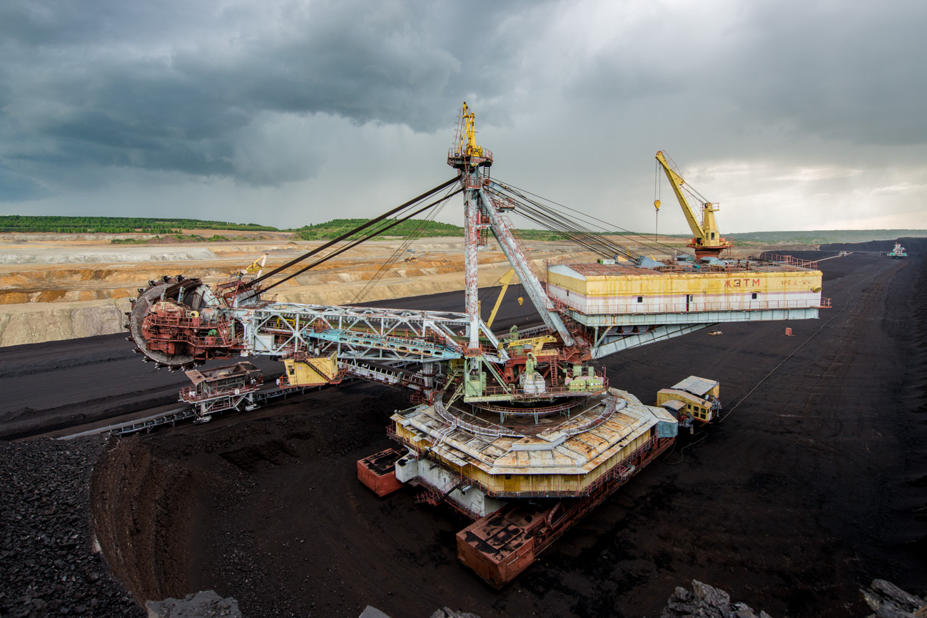 Berezovski ugljenokop u južnom dijelu Sibira bio bi vrlo zgodno mjesto za snimanje filma poput "Pobješnjelog Maxa". Mamutski kamioni i futuristički bageri bruje u pustinjskom ambijentu usred ogromnih litica ugljena.