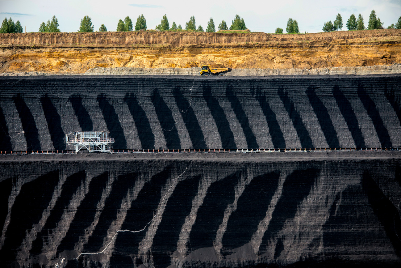 Berezovski je otvoreni površinski kop, što znači da je u njemu vađenje ugljena jeftinije i sigurnije nego u podzemnim rudnicima. Tanki sloj zemlje pokriva slojeve ugljena debljine i po 65 metara.