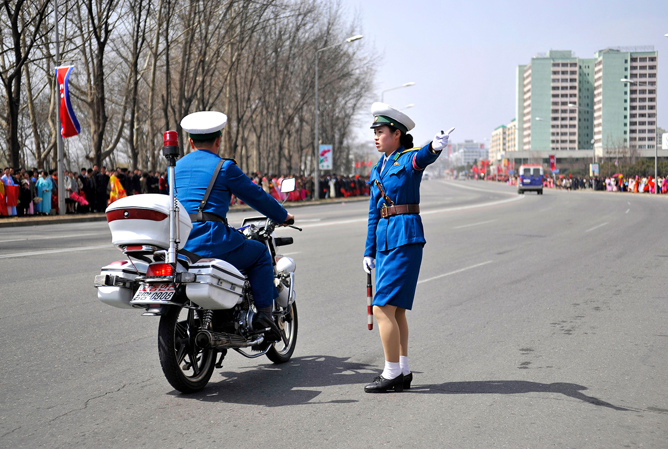 Policiais norte-coreanas antes de parada militar