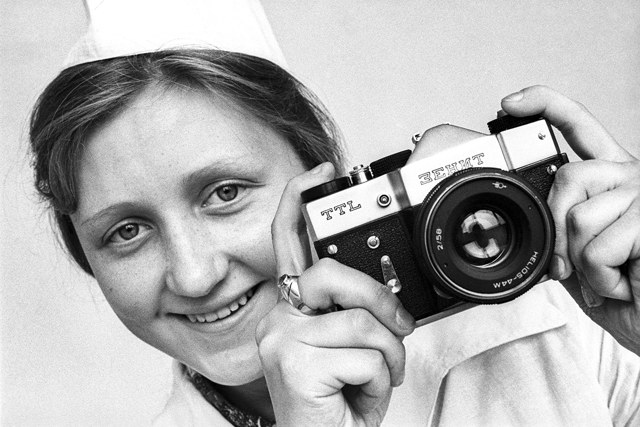 Историја фотоапарата Зенит почиње у Красногорској фабрици у Московској области, где се први домаћи једнооки рефлексни (SLR)  фотоапарат серијски производио од 1952. године. 
