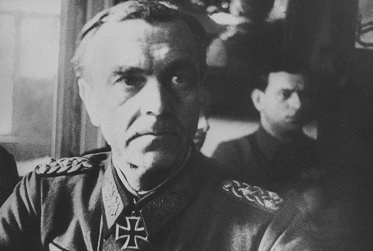 El mariscal de campo alemán Friedrich Paulus en la sede del Ejército rojo durante el interrogatorio, 1943.  