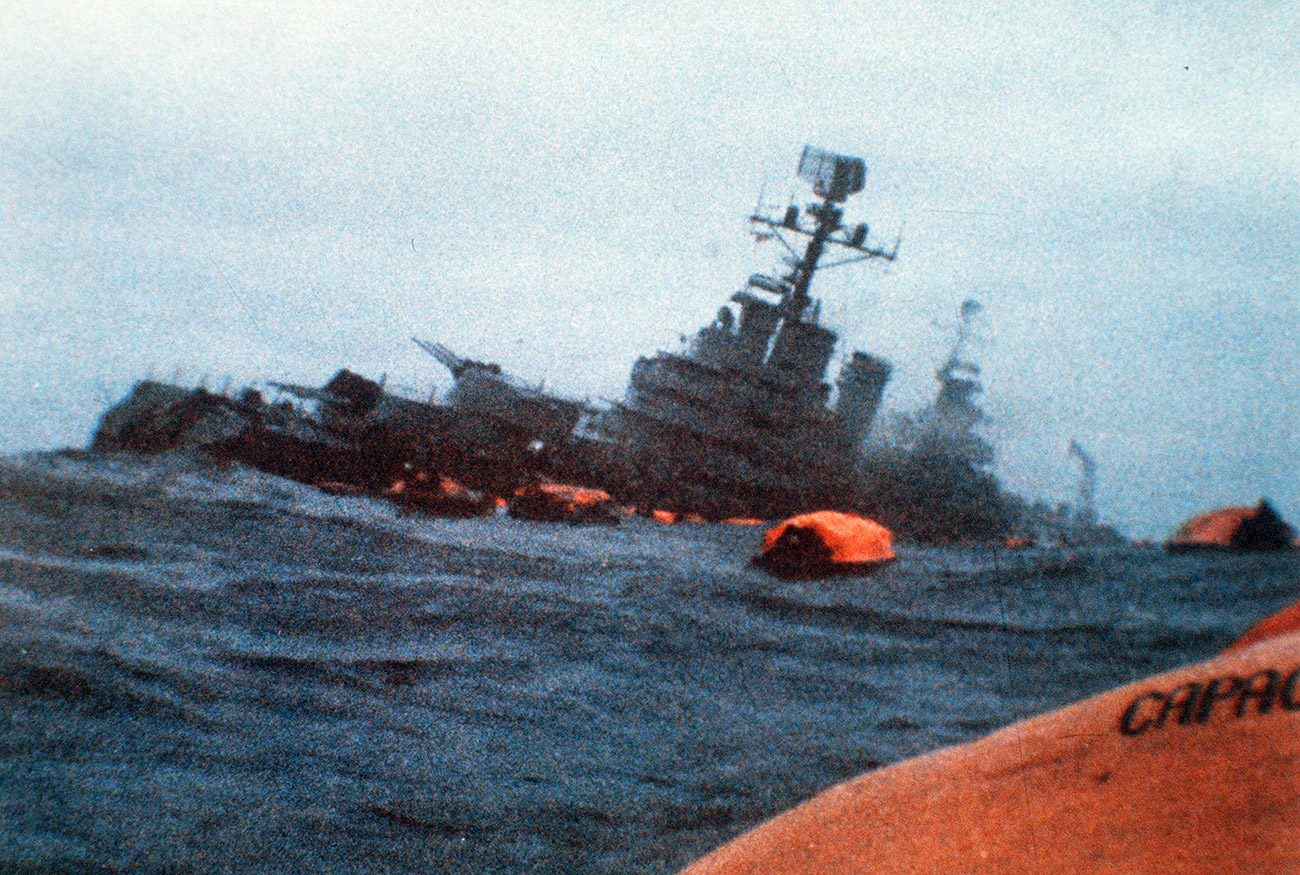 El ARA General Belgrano rodeado de botes salvavidas mientras se hunde tras haber sido torpedeado por por el HMS Conqueror, 2 de mayo de 1982.
