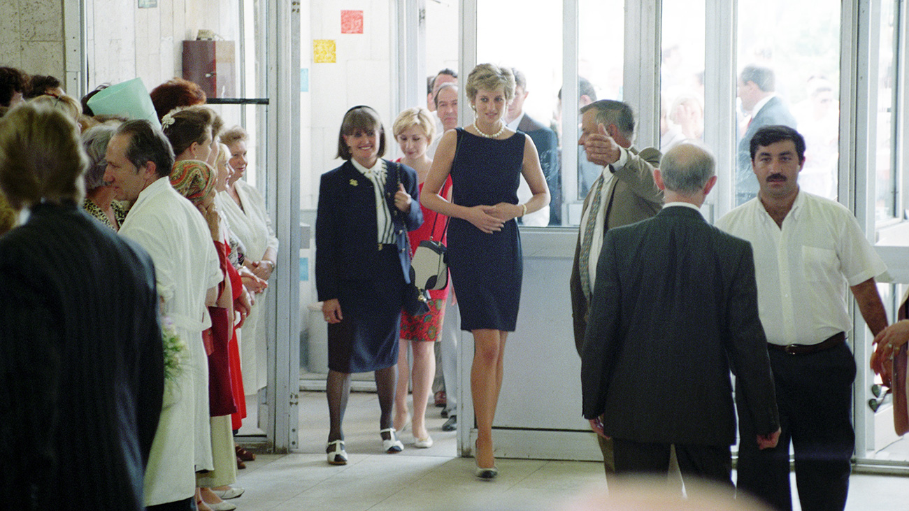 Il secondo giorno del suo viaggio, Diana visitò l’Ospedale dei Bambini sulla Tushinskaja, che aveva aiutato anche prima del suo arrivo a Mosca, come capo del Fondo di beneficenza dell’ospedale