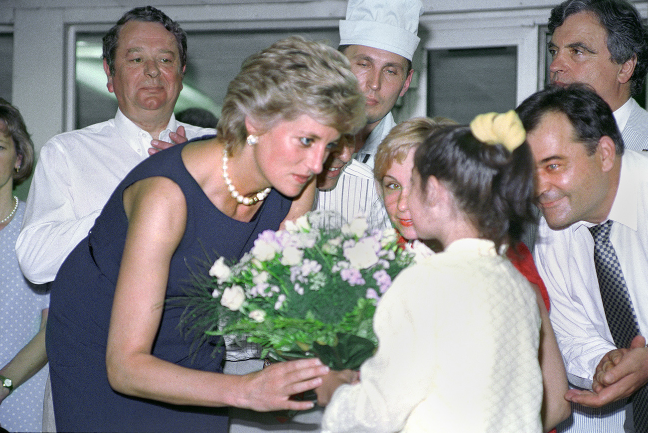 Принцесса Диана во время посещения Тушинской детской больницы. 
