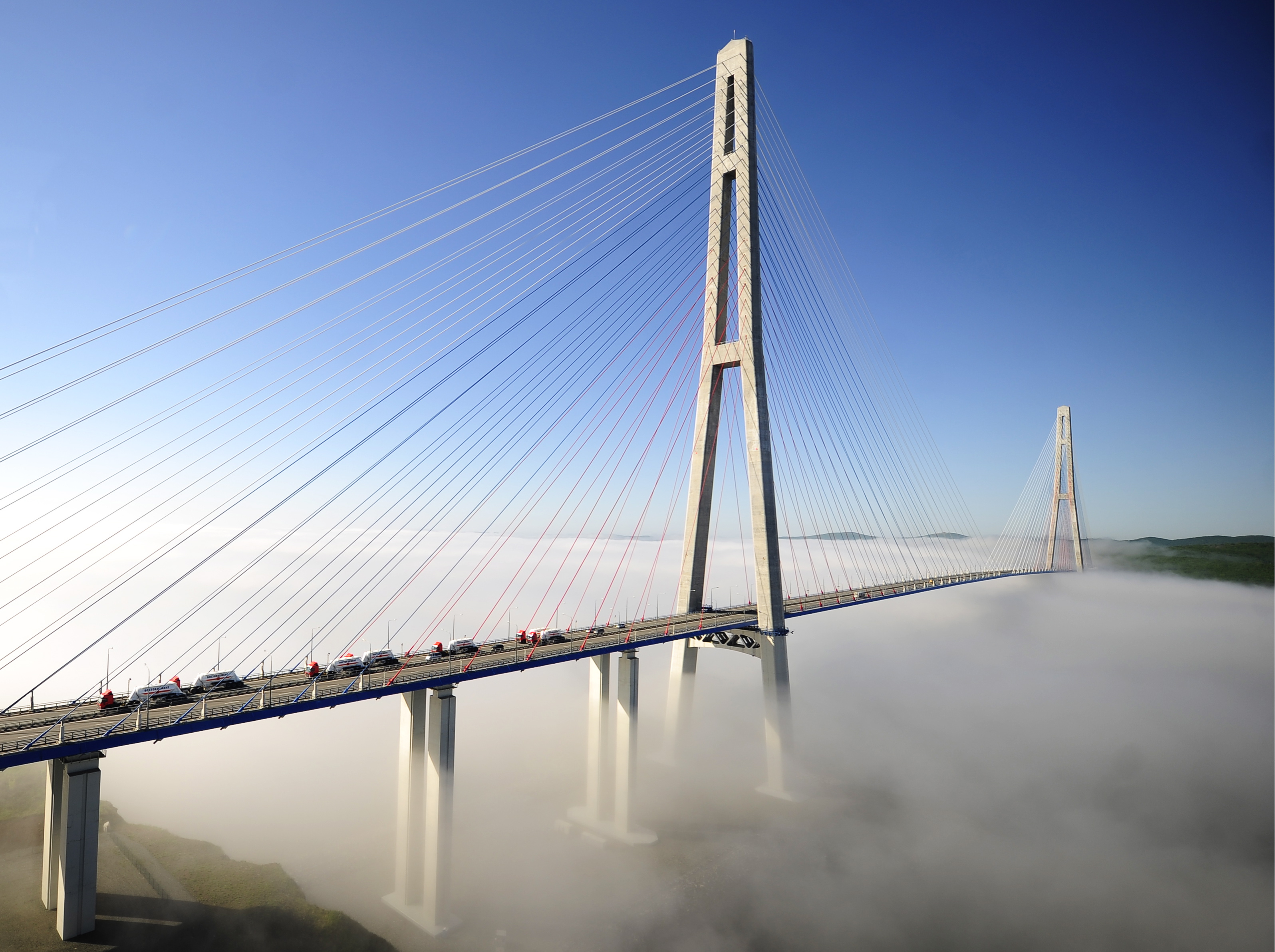 През юли Владивосток крие своите красиви мостове в мъгла, по-непрогледна и от лондонската.
