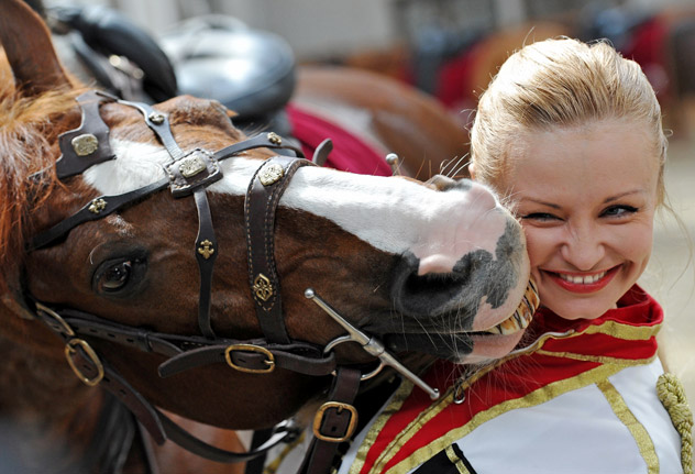 大統領連隊およびクレムリン乗馬学校の共同チームによる騎兵隊が、英国のエリザベス女王二世の戴冠記念祝典に向け準備中。写真は乗馬クラブで興行後の騎兵隊メンバー。 ラミル・シトディコフ/ロシア通信