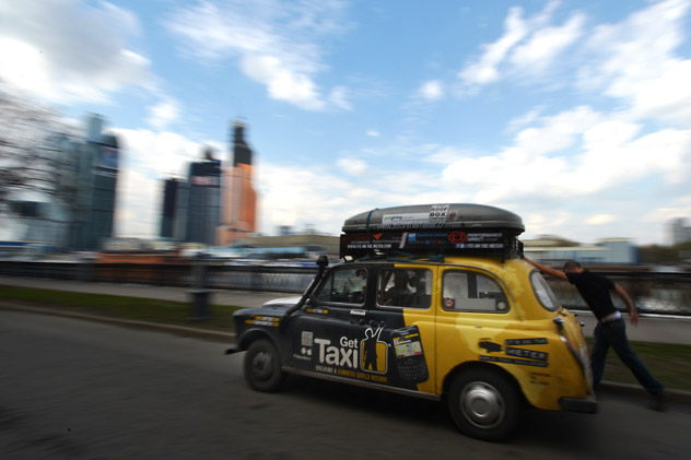 ２０１２年４月２４日、モスクワのタラス・シェフチェンコ通りを通過中の「世界一周タクシー」ラリーの参加者。同ラリーはロンドンから出発している。　タス通信撮影