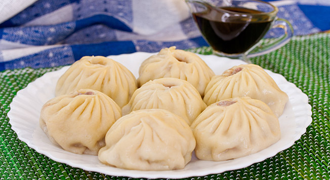 „Пози”, куване кнедле са месом, традиционално јело бурјатске и монголске кухиње.