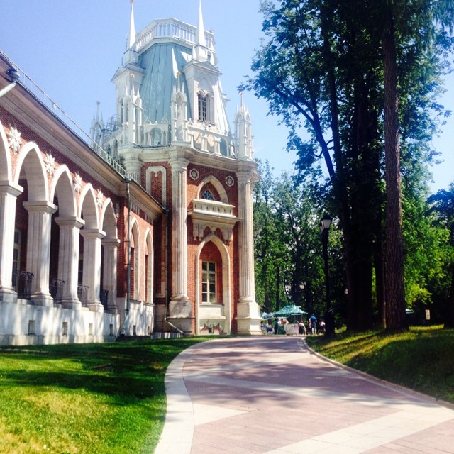  Samedi. Le parc du palais de Tsaritsyno, fondé à la fin du XVIe siècle, est maintenant un des lieux de vacance de prédilection, à seulement quelques stations de métro du centre de Moscou. Les gens peuvent y admirer le paysage du parc et la forêt qui le jouxte ainsi que les cascades des étangs ou visiter une galerie d'art.