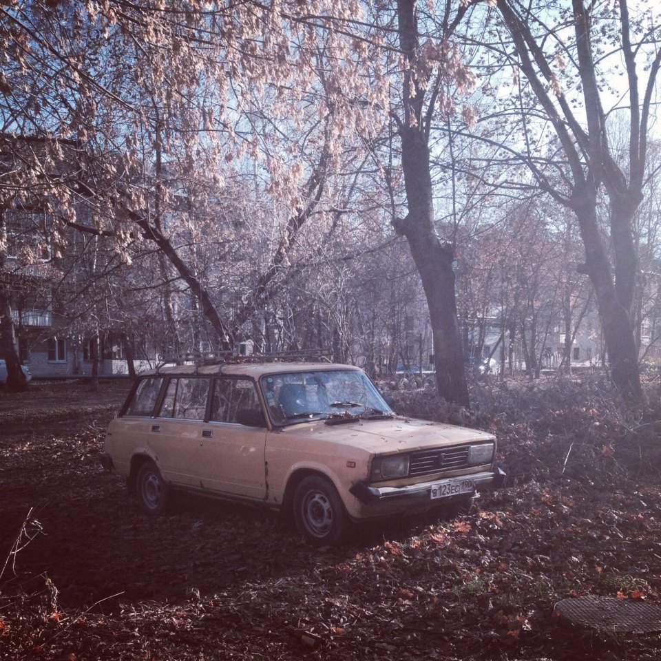 &nbsp;Une douce nostalgie luit dans les yeux des passants qui regardent une vieille automobile sovi&eacute;tique s&rsquo;&eacute;clipser dans l&rsquo;une des cours de Koubinka. Lisez aussi :&nbsp;Voitures r&eacute;tro &agrave; Moscou : de vraies machines &agrave; explorer le temps