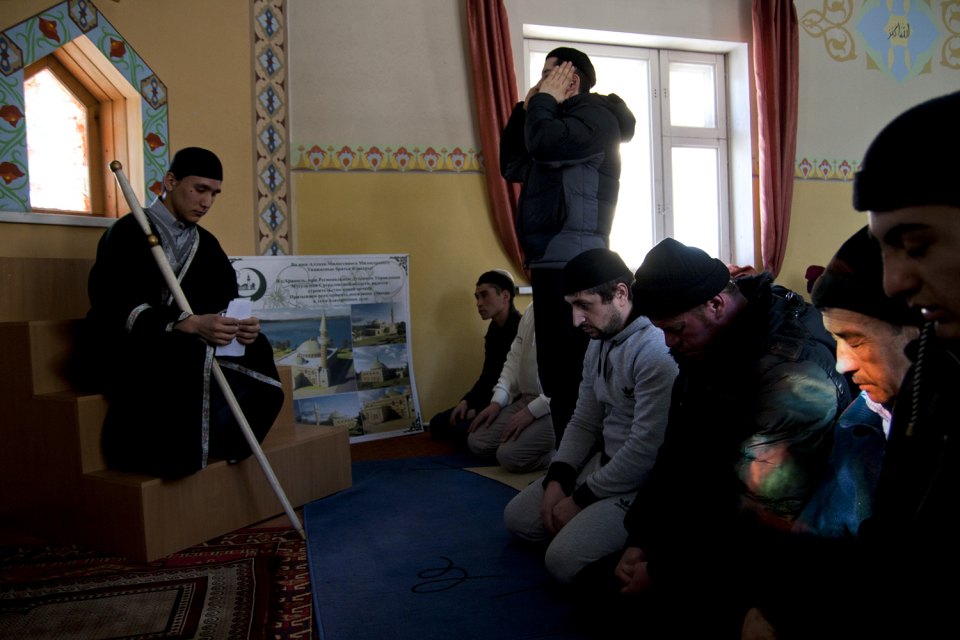 Alcuni fedeli riuniti nella moschea di Aramil