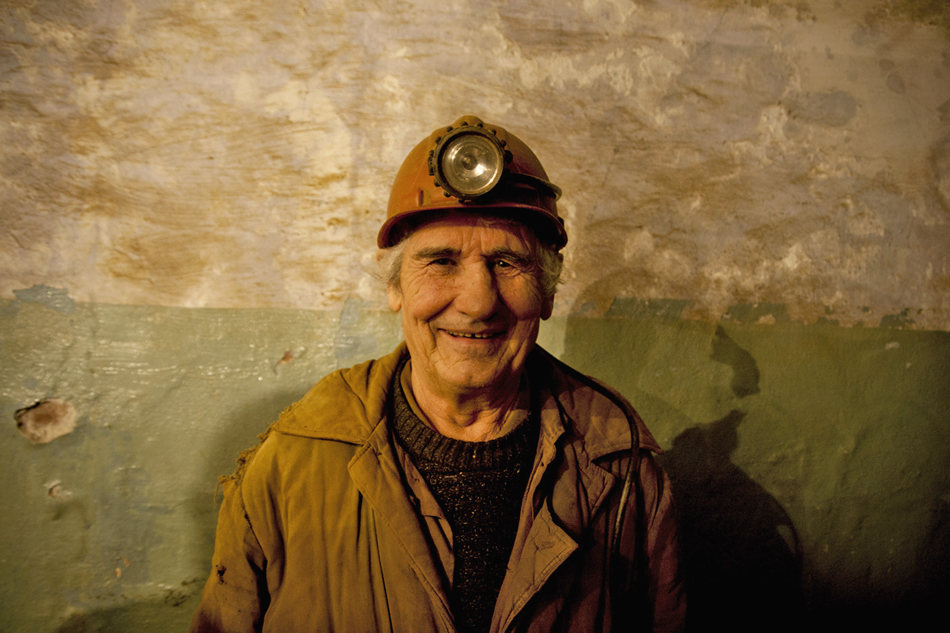 Uno tra i più vecchi lavoratori della miniera. Non lontano da lui, fuori la foto, c’è il suo figlio. Le dinastie nell’estrazione d’oro non sono rare