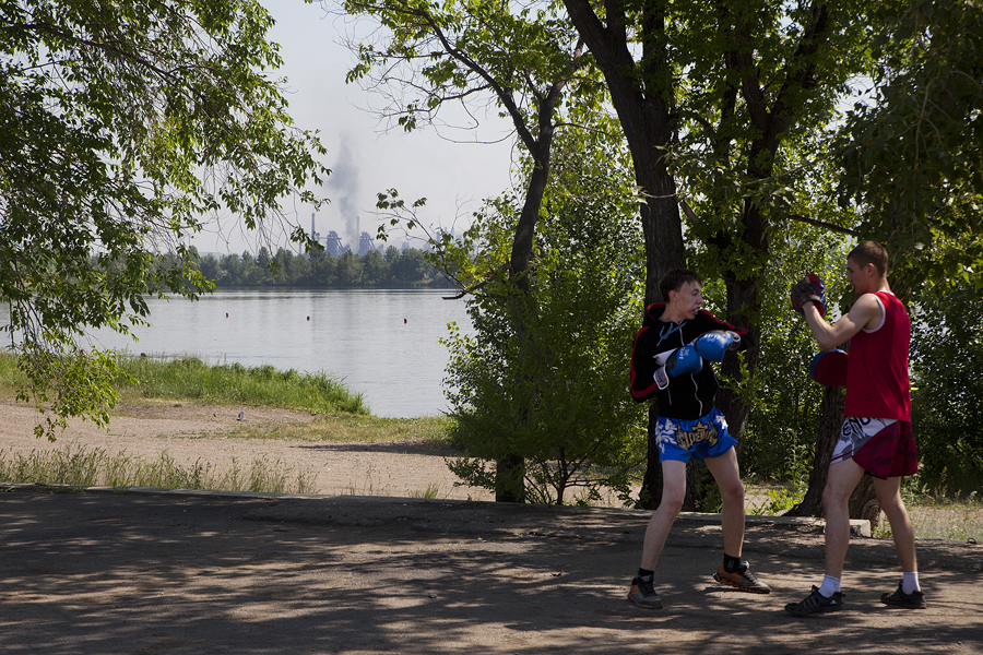 I residenti sfruttano le rive del fiume per fare sport o lunghe passeggiate. La vista, da qui, è ovviamente impressionante