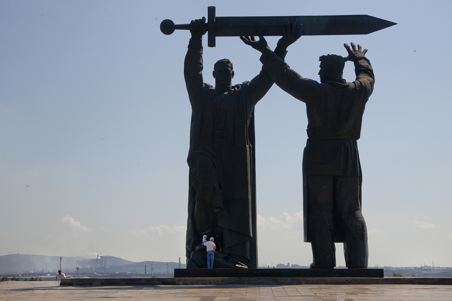 Realizzato in bronzo e granito, il monumento è stato costruito nella fabbrica di Leningrado per le sculture monumentali