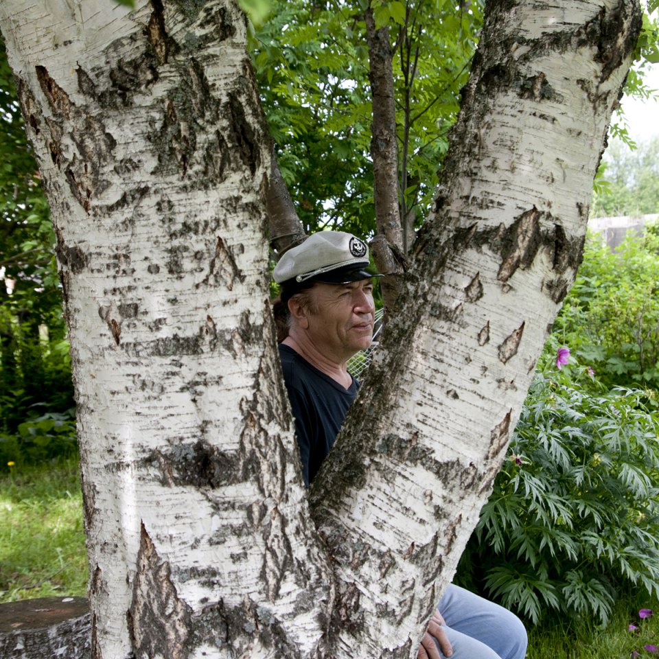 Boris Klotchkov (65), monumentalist artist. Here since 1980. "The main monument, planted 20 years ago, is the birch trees around the house."