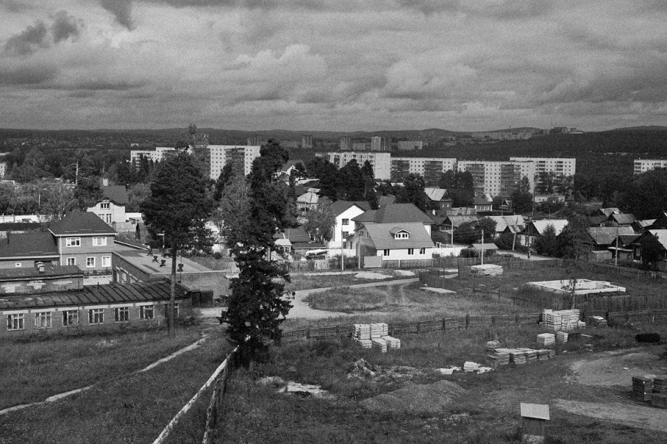 A view of part of the village of Dinas. In the background stands the city of Pervouralsk.