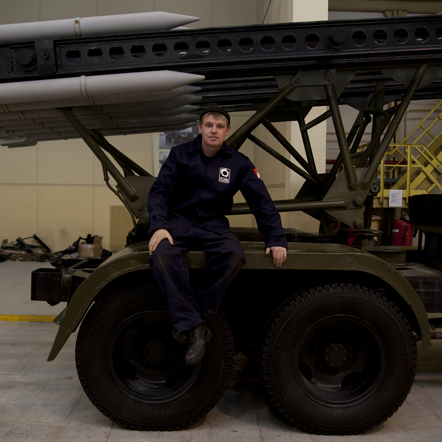 Aleksandr Sharipov, 32 anni, sta lavorando al restauro di una vettura medica da guerra