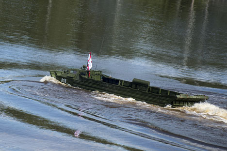 Kendaraan amfibi PTS-4 dipajang di Forum Teknis Militer Internasional ARMY-2015 yang diadakan di luar kota Moskow.
