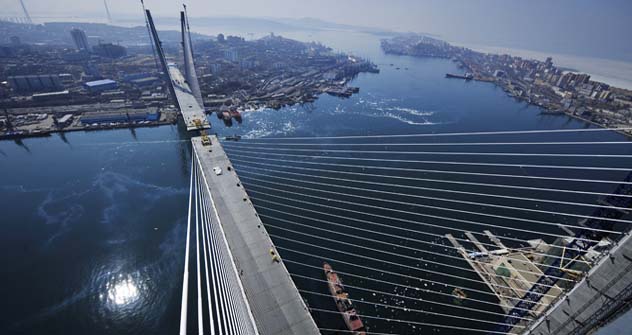 Ponte conectará dois lados de Vladivostok separados pela na baía do Chifre de Ouro Foto: TASS
