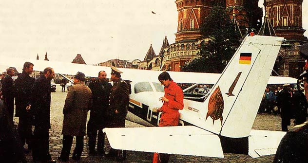 Há exatamente 25 anos um aviador partindo de Hamburgo furou a defesa antiaérea soviética e aterrissou em plena Praça Vermelha