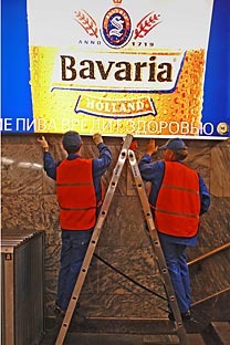 A publicidade de bebidas alcoólicas já é proibida nas primeiras e últimas páginas de publicações impressas, na televisão e na rádio durante o dia, e nos veículos espalhados em transportes públicos. Foto: TASS
