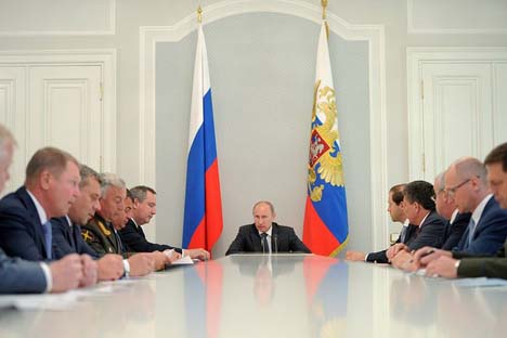 Vladímir Pútin realizou uma reunião sobre a implementação dos programas do equipamento das forças nucleares estratégicas e as tropas de defesa aeroespacial. Foto: kremlin.ru