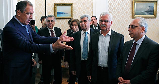 O ministro russo das Relações Exteriores, Serguêi Lavrov (à esq.), congratula-se em Moscou com uma delegação chefiada por um líder do Conselho Nacional da Síria (SNC), Abdulbaset Sieda (à dir.). Foto: AP