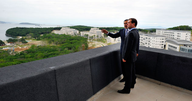 Primeiro-ministro da Rússia, Dmítri Medvedev (à dir.) e presidente do grupo Crocus Aras Agalarov (à esq.)  olhando para o Universidade Federal de Extremo Oriente Foto: TASS