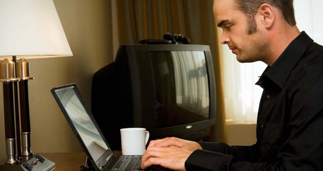 Pesquisa aponta forte queda de confiança nos canais de TV associada ao avanço de mídias interativas como a internet. Foto: Getty Images