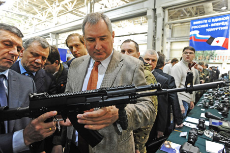 Diretor de construção da Ijmach, Vladímir Zlóbin (à esq.), exibe nova Kalashnikov ao vice-premiê do governo russo, Dmítri Rogózin Foto: TASS