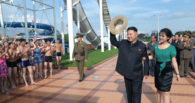 Kim Jong-un e a esposa vistoriaram as obras de um parque de diversões em Pyongyang. Foto: AP